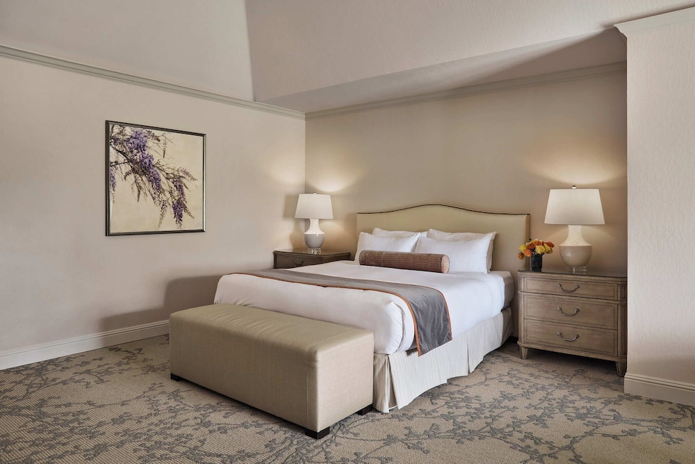 Petite, Suite, King Bed
