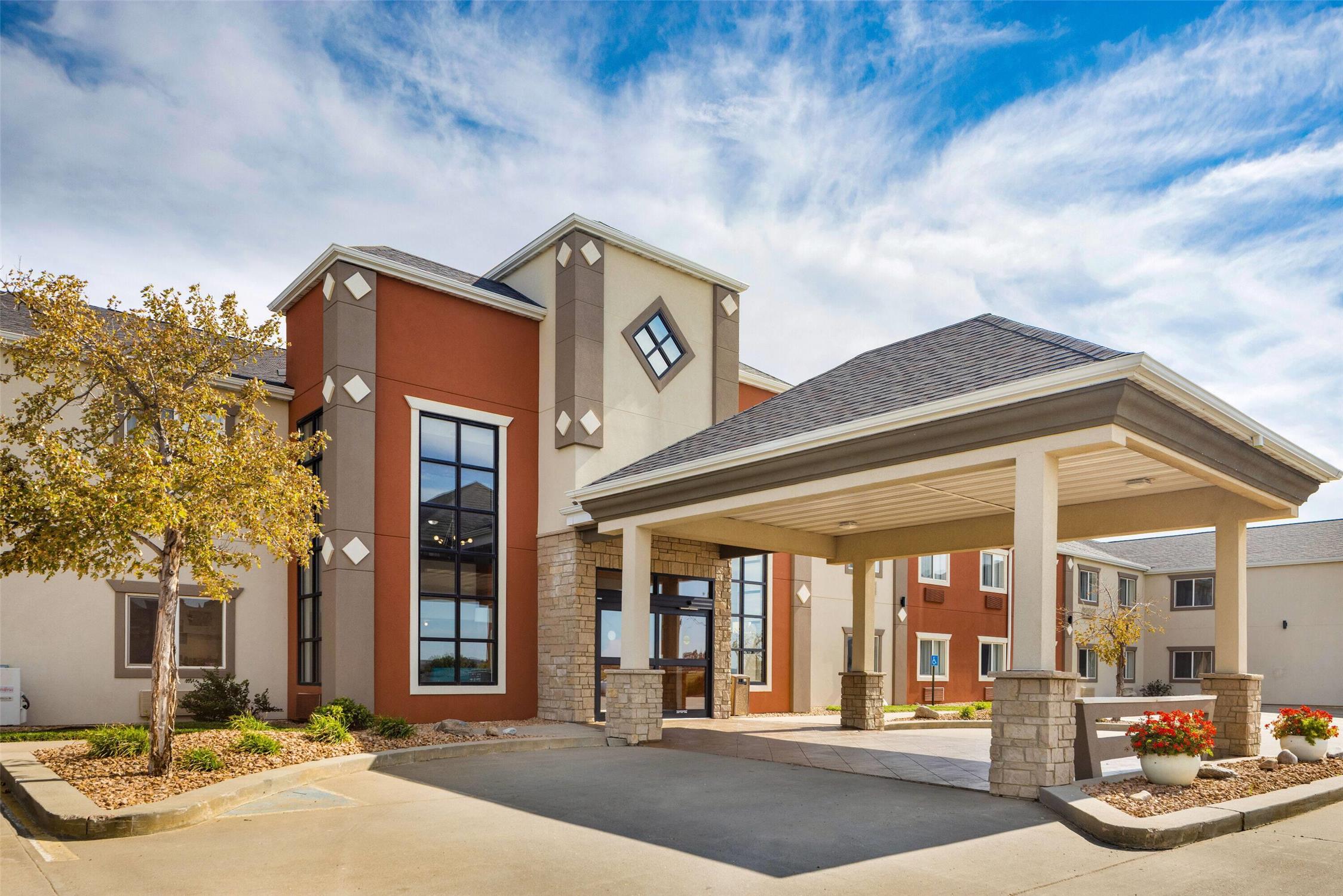 Howard Johnson by Wyndham Oacoma Hotel and Suites 27/31