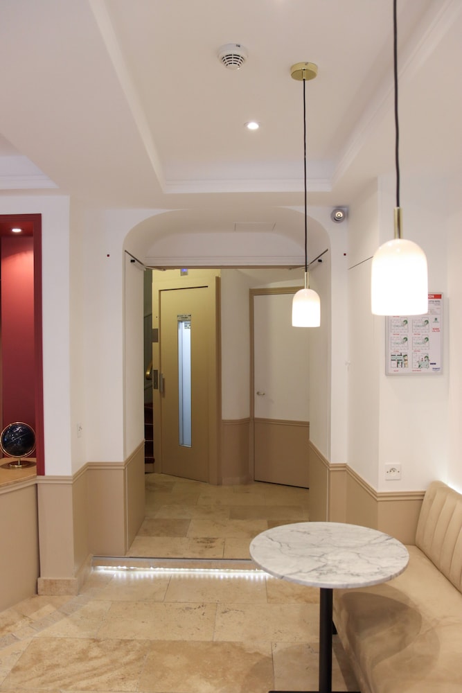 Little Hotel 12/32