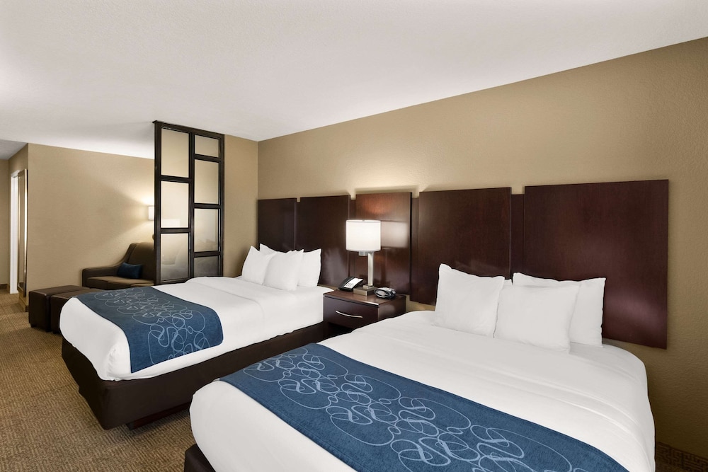 جناح، Comfort Suites Commerce 2/5