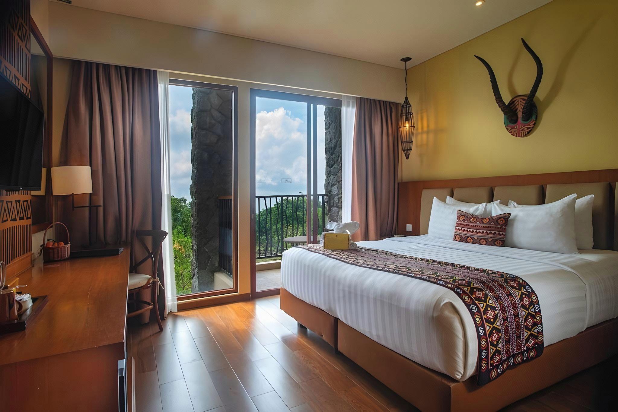 Deluxe, King Bed, Hill View