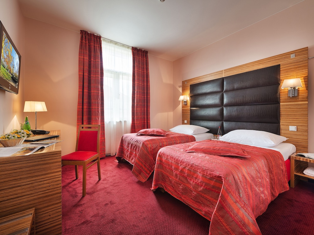 EA HOTEL SONATA 13/59