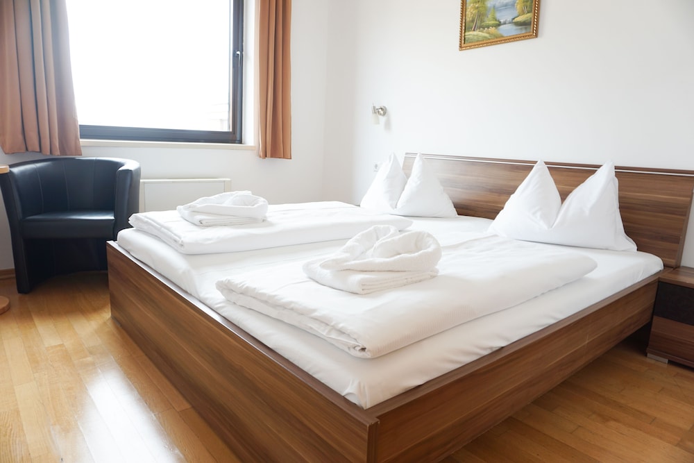 ROOM, QUADRUPLE