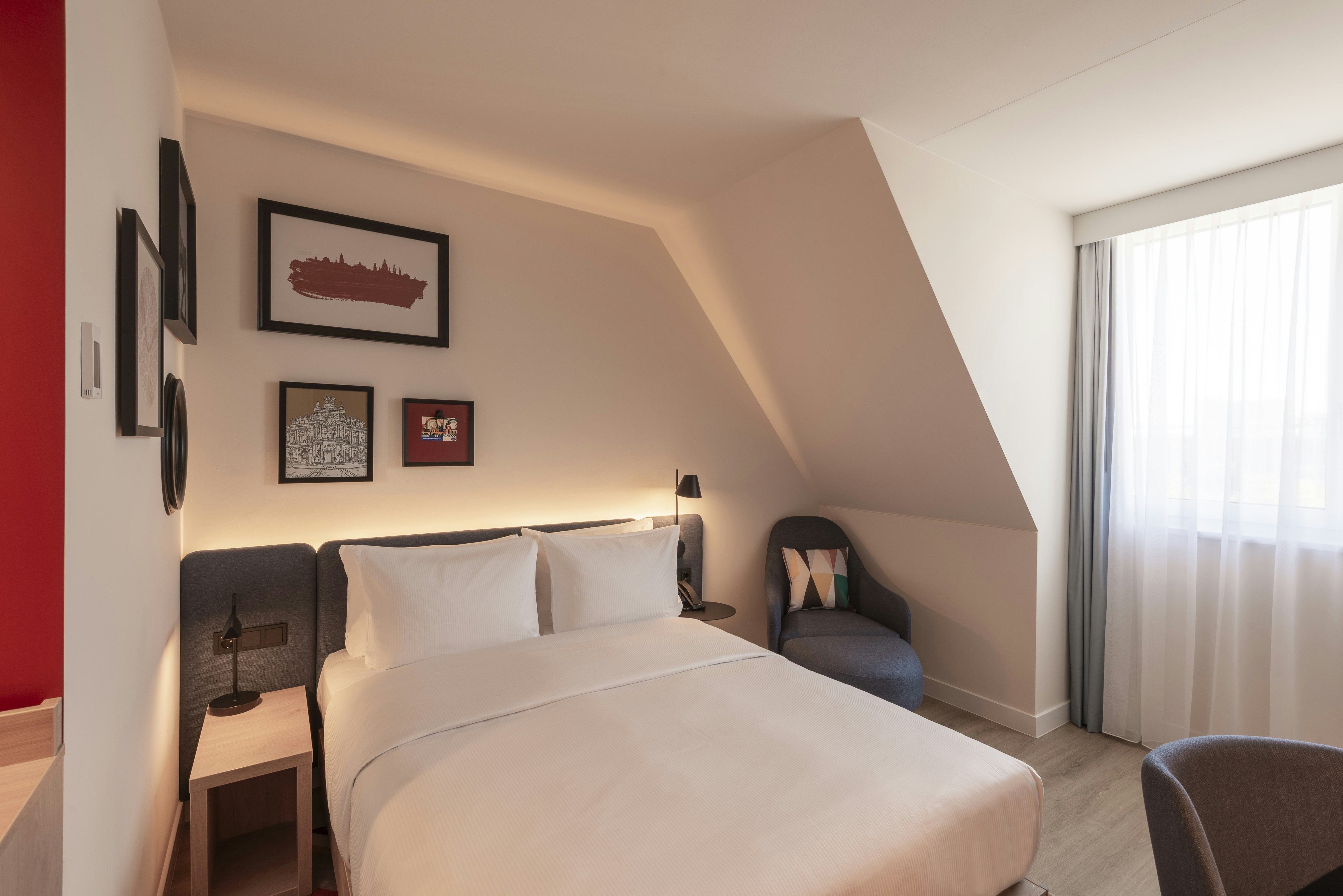 ROOM, QUEEN BED