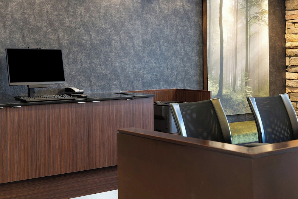 Fairfield Inn Suites Springfield Northampton Amherst 43/52