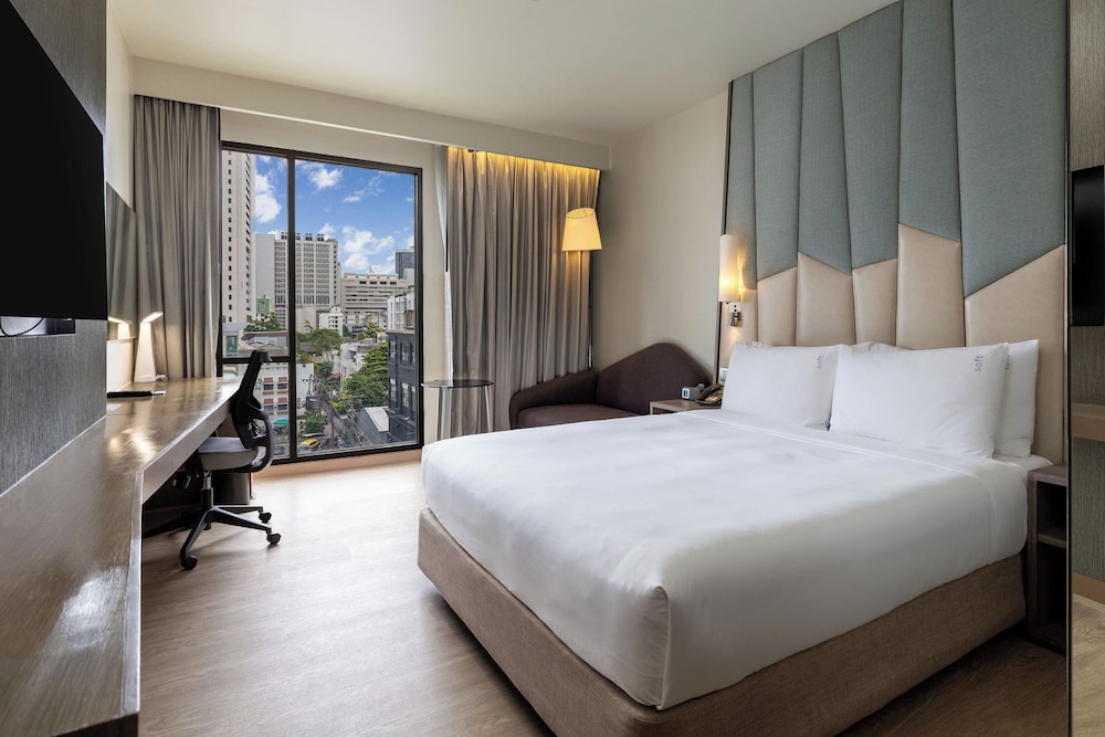 Holiday Inn Express Bangkok Sukhumvit 11 24/67