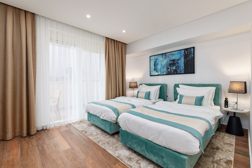 DELUXE, DOUBLE OR TWIN BED