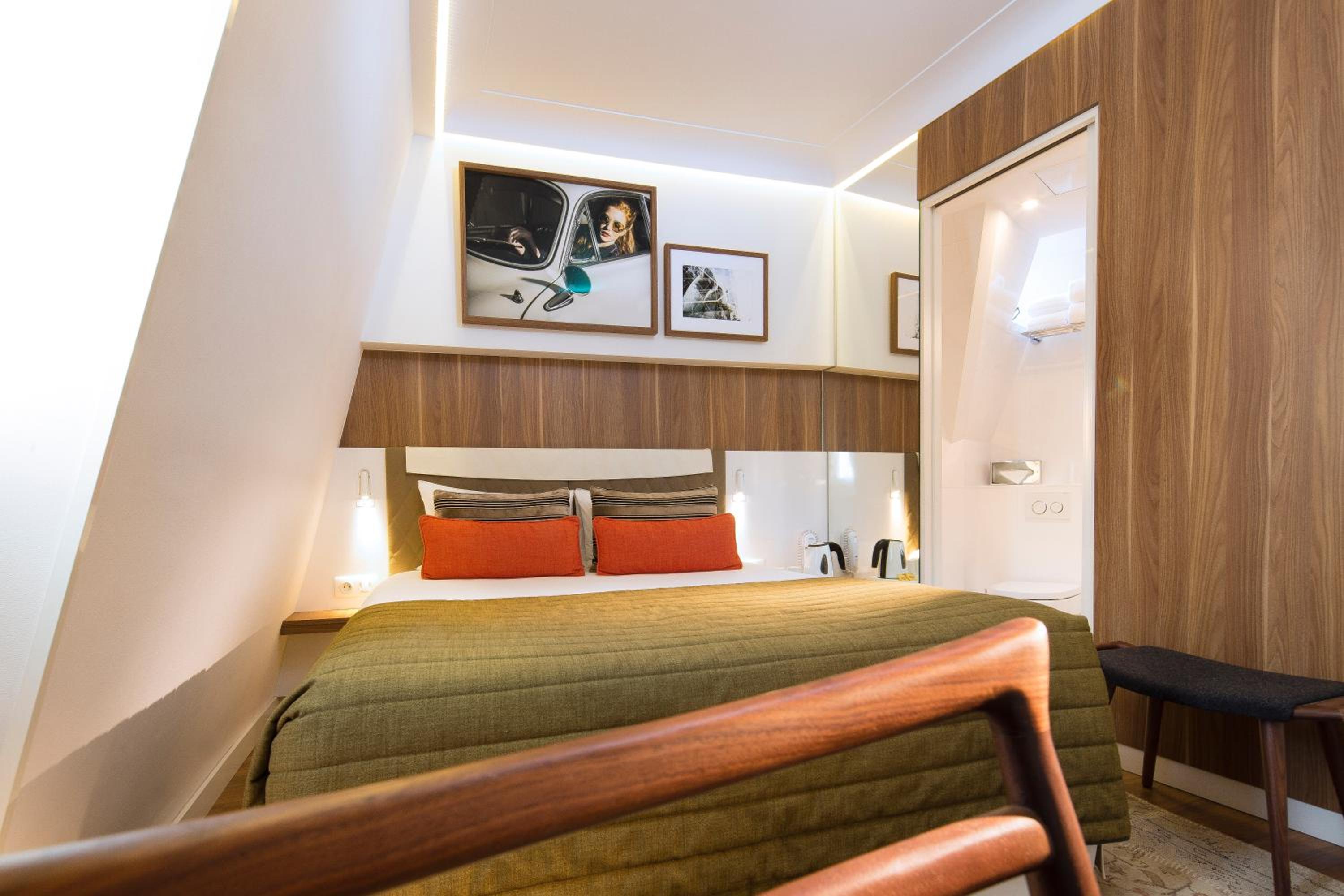 Classic, King Bed, Eiffel View