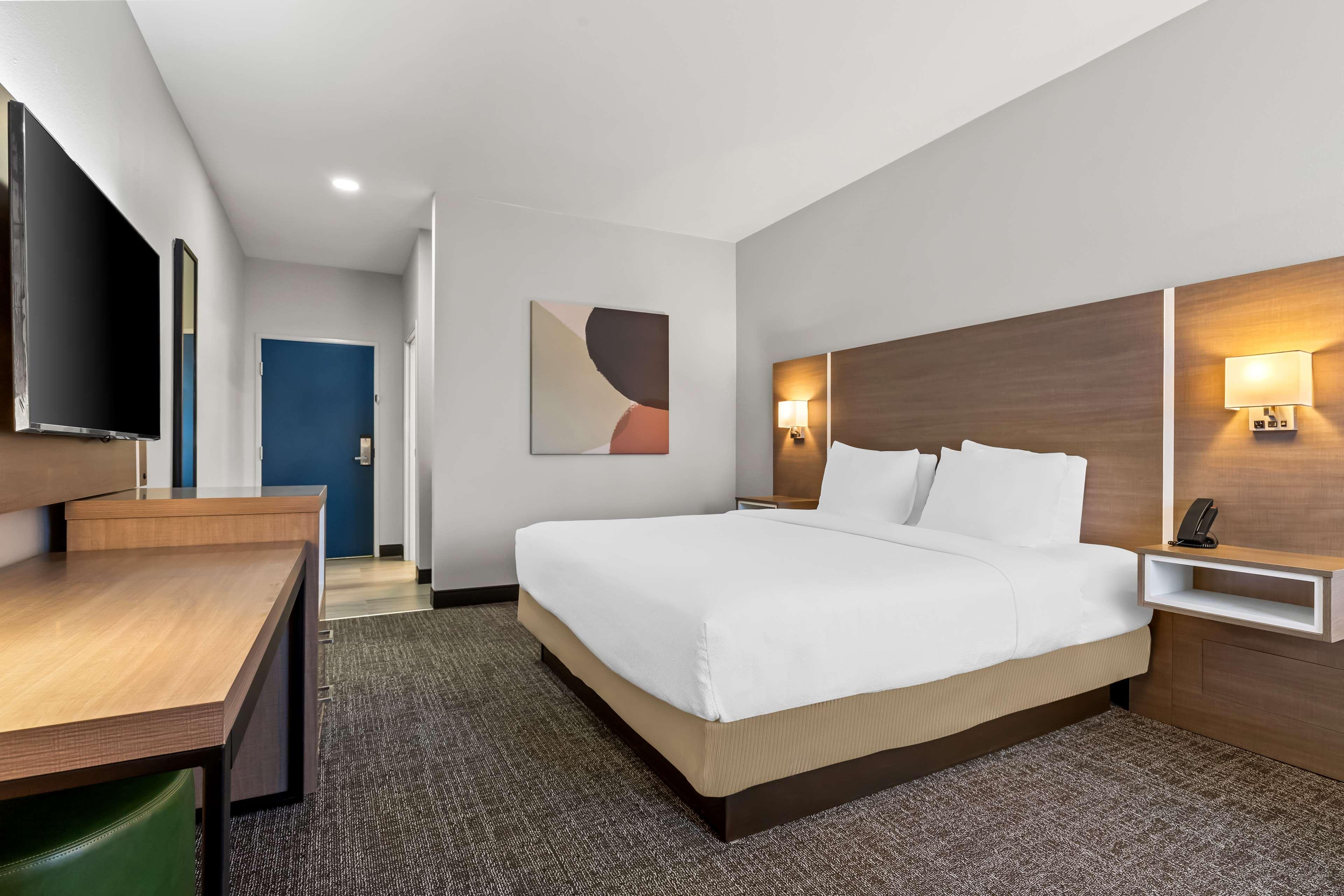 ROOM, KING BED