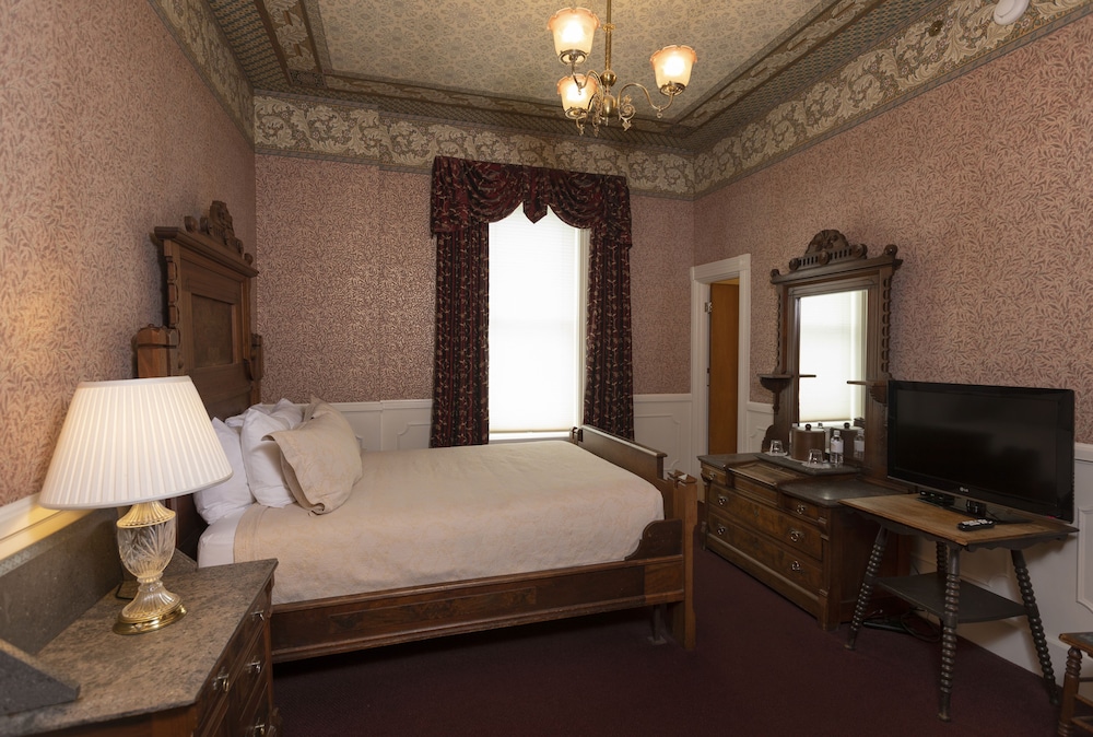 HISTORIC STRATER HOTEL 32/68