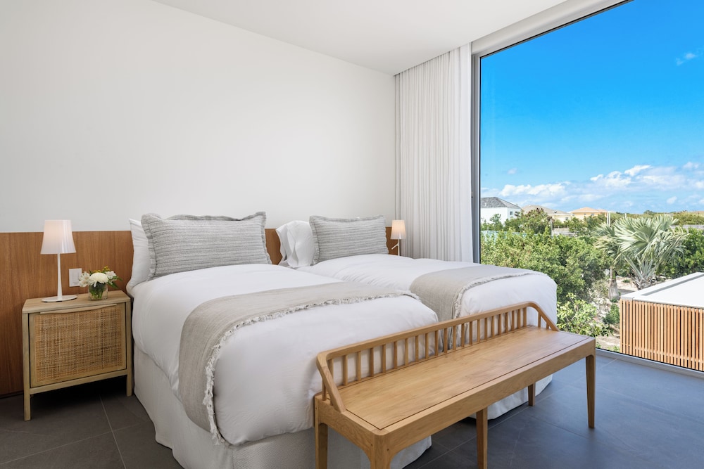 3 Bedrooms, Long Bay, Beach House, 3 King Beds, Single Bed