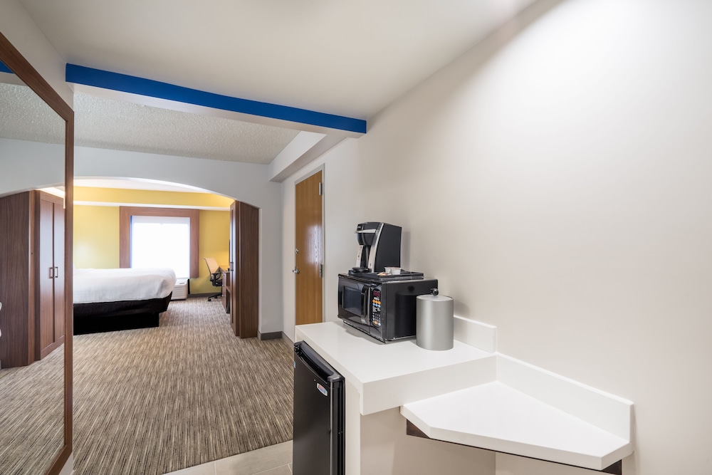 Holiday Inn Express Hotel Suites Louisville East 22/52
