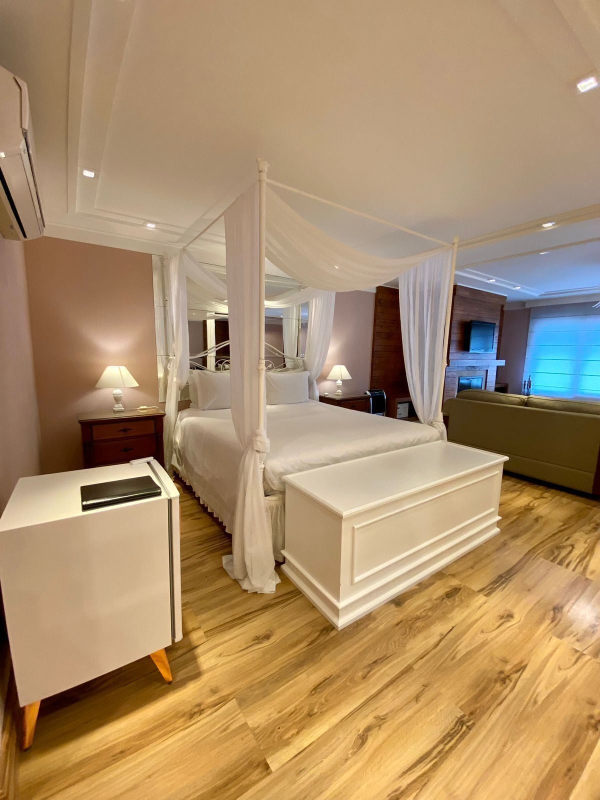 ROMANTIC, STUDIO, SUITE