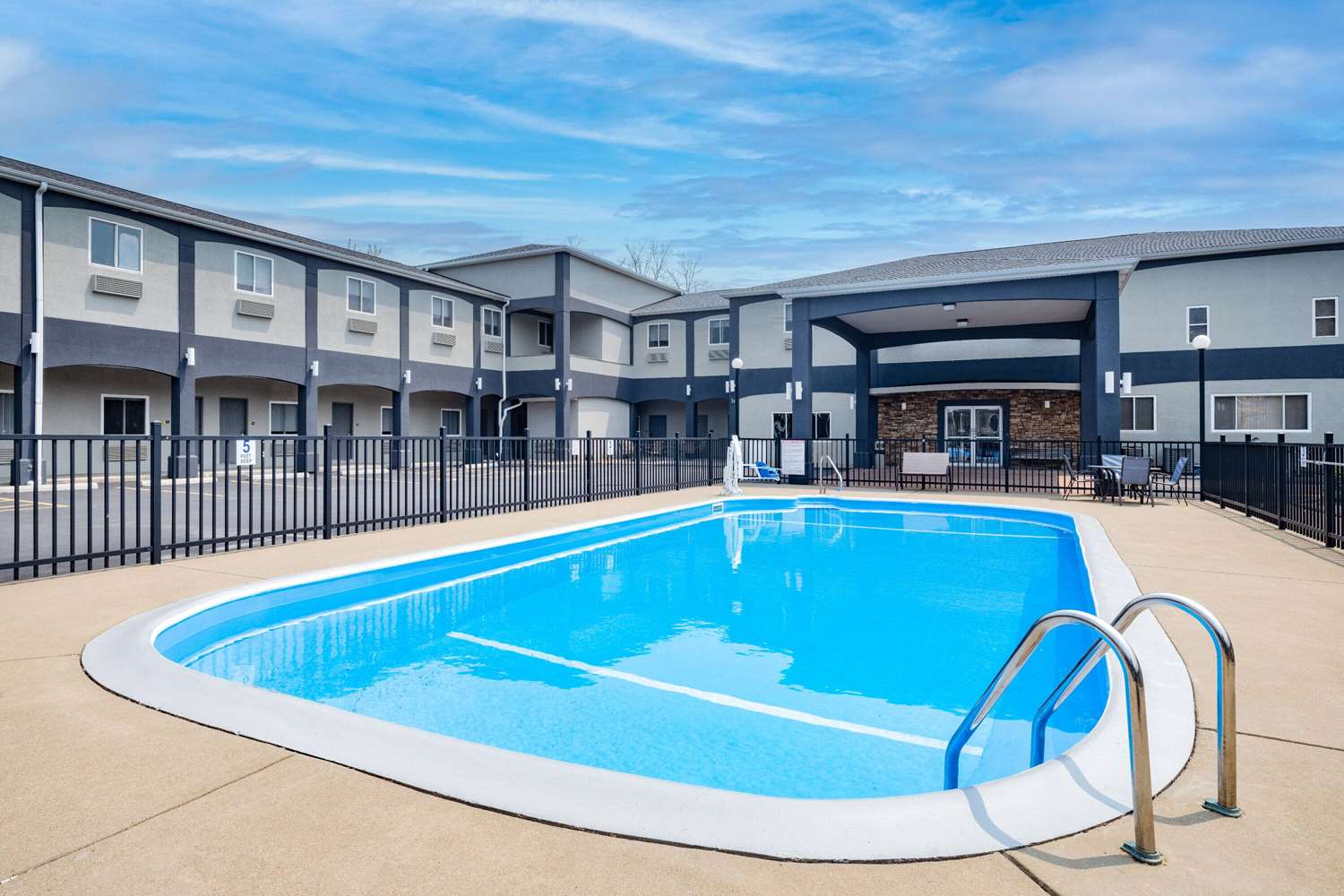 Days Inn and Suites By Wyndham Niagara Falls/Buffalo 23/40
