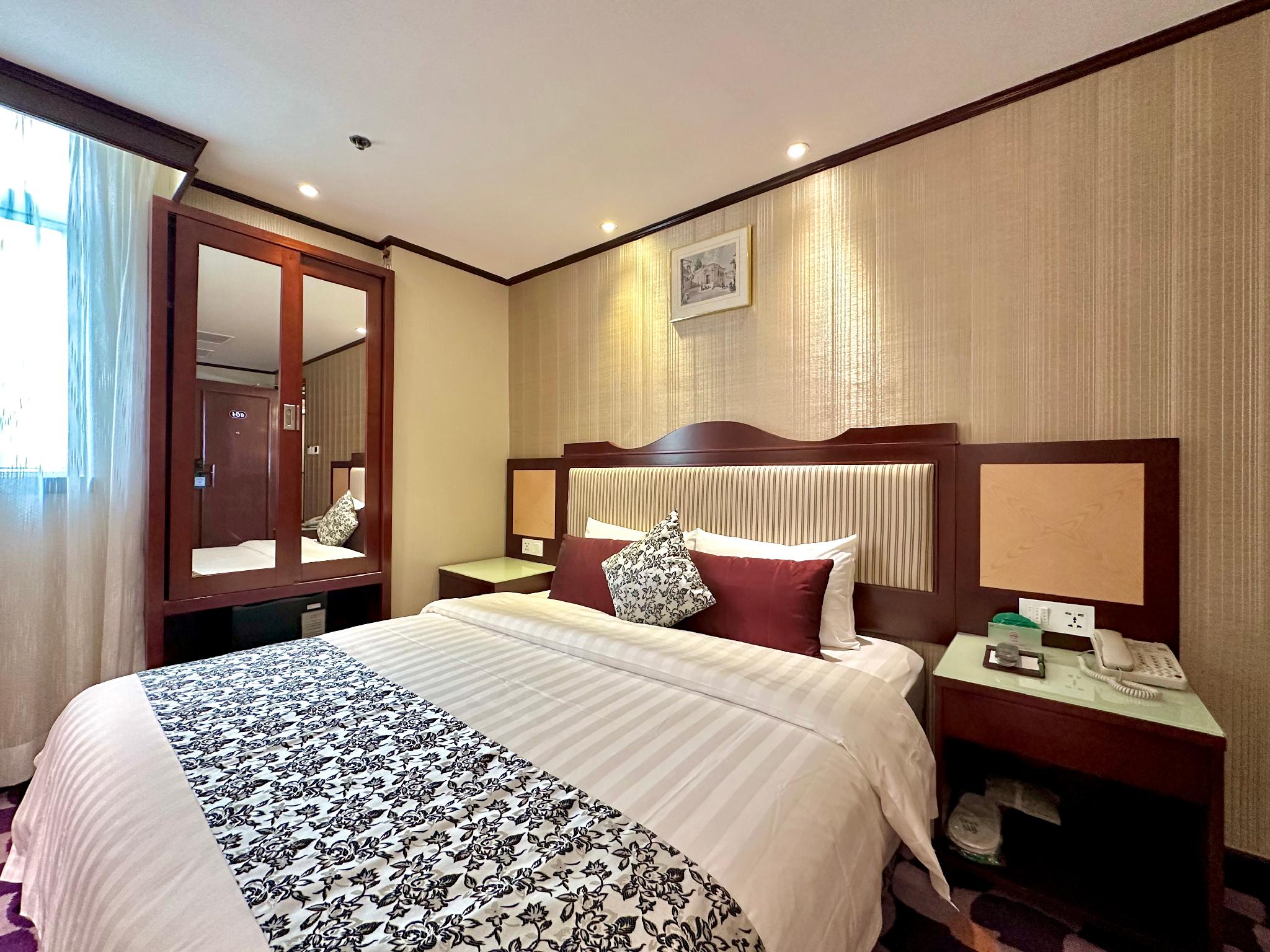 SUPERIOR, QUEEN BED