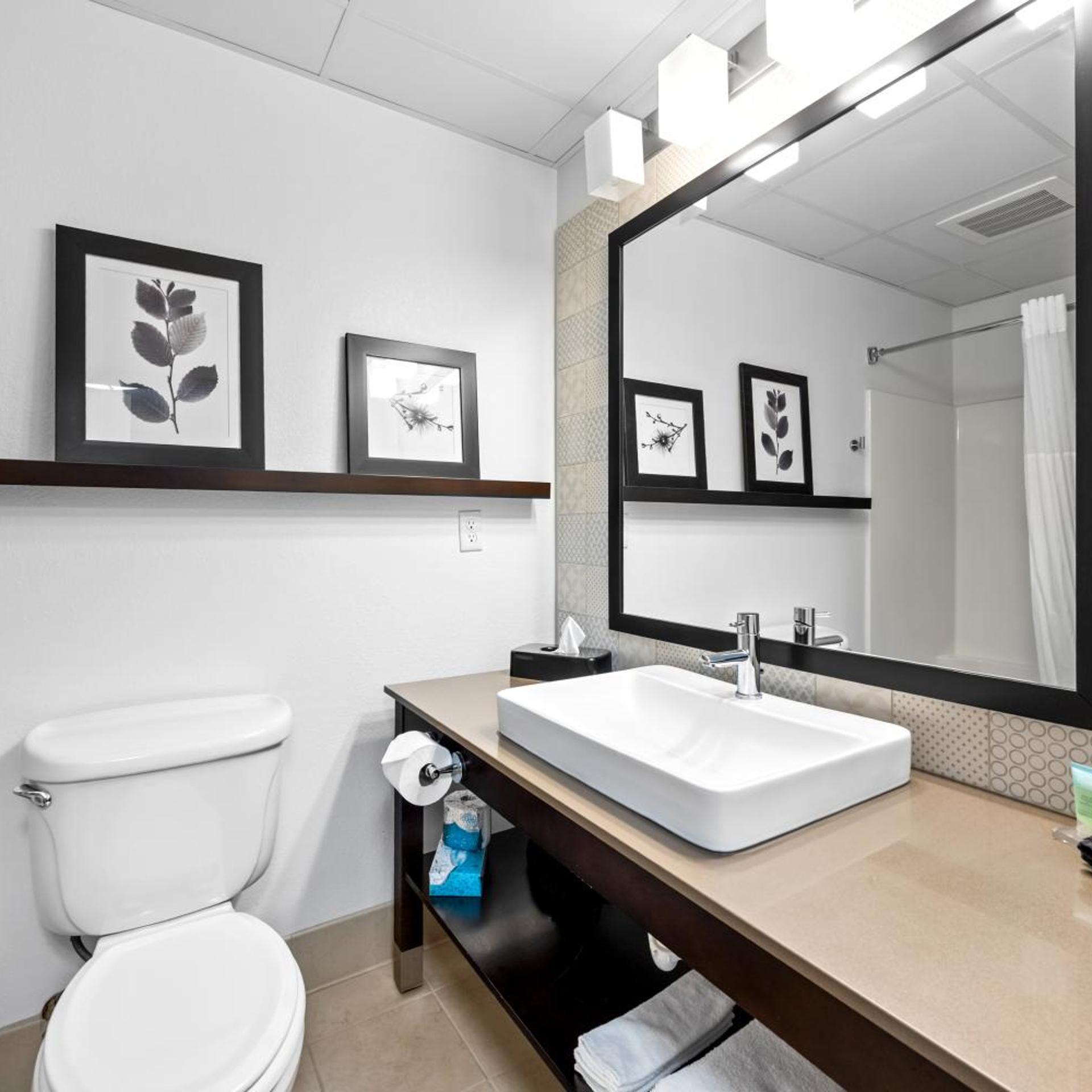 Deluxe, Suite, King Bed, Marinette WI Hotel 4/9