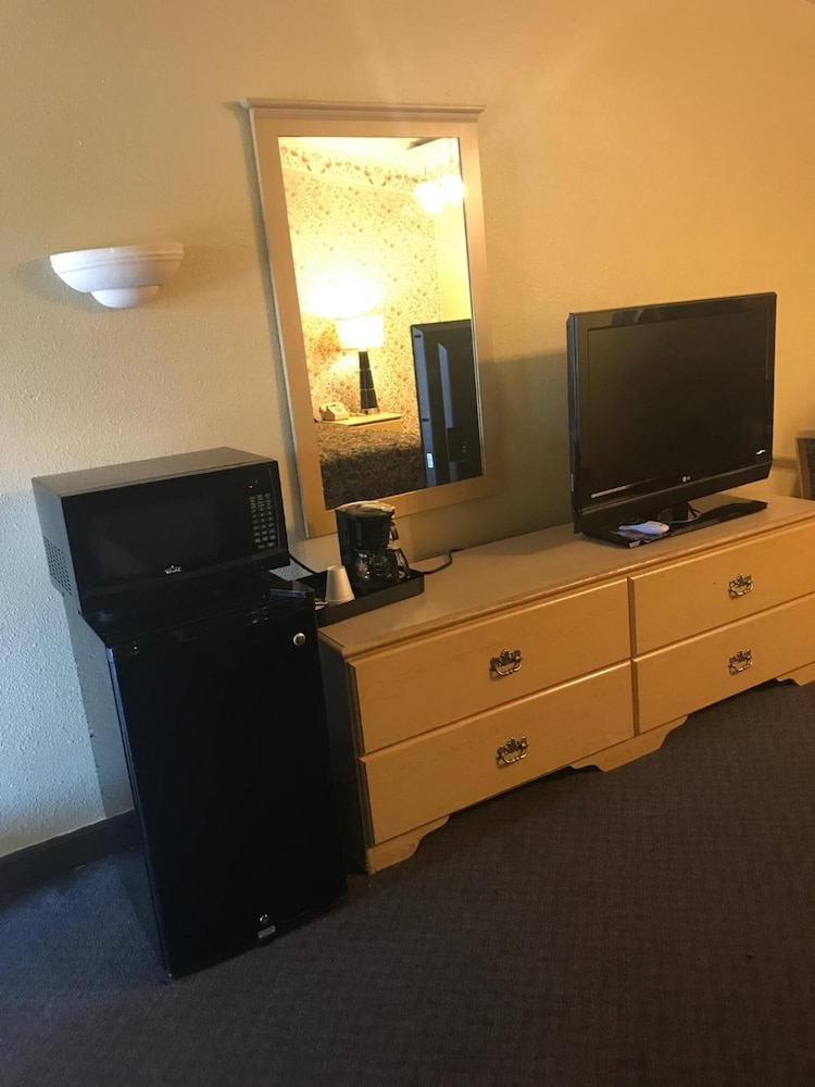 Red Carpet Inn 43/65