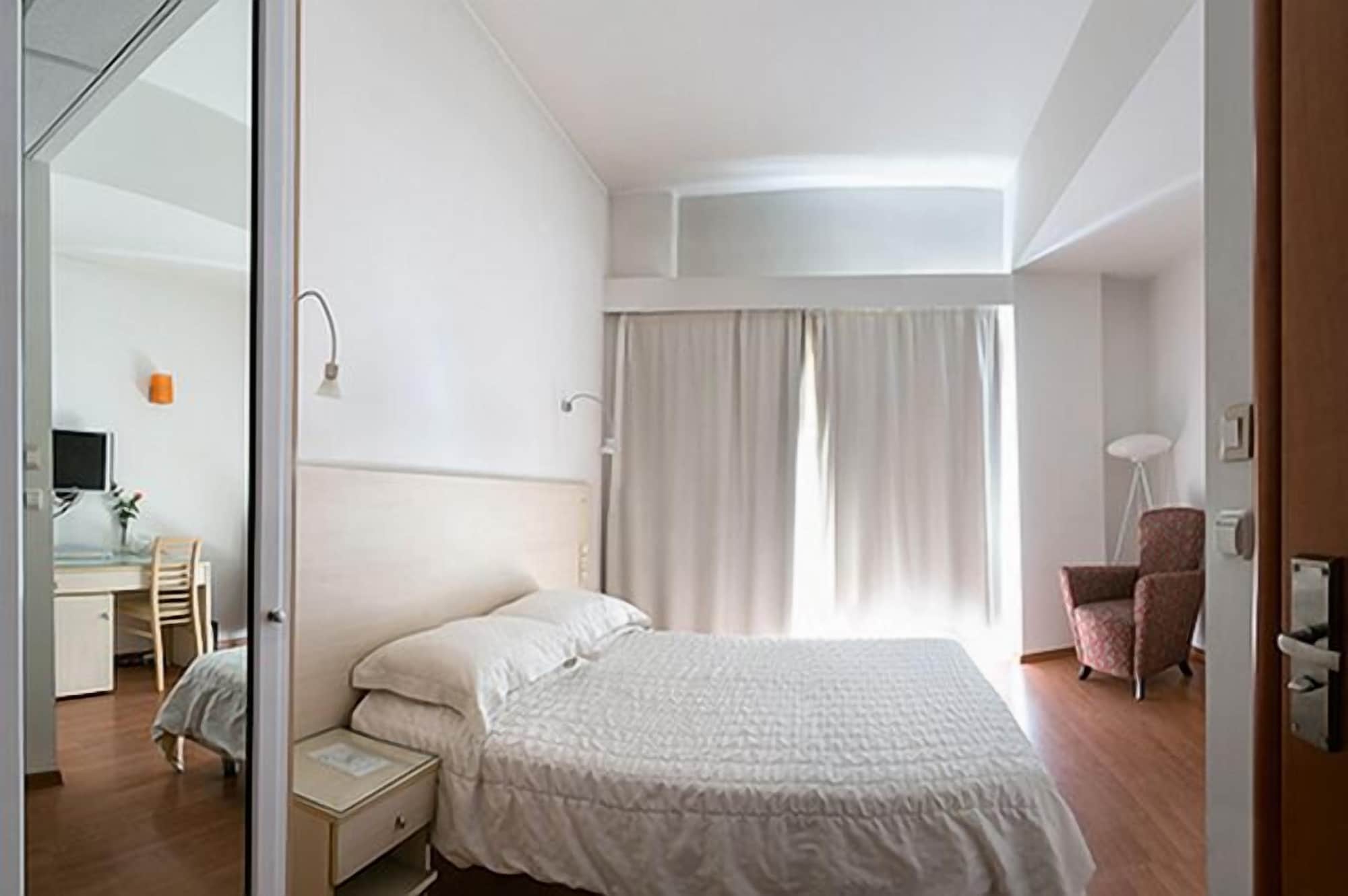 ROOM, DOUBLE OR TWIN BED