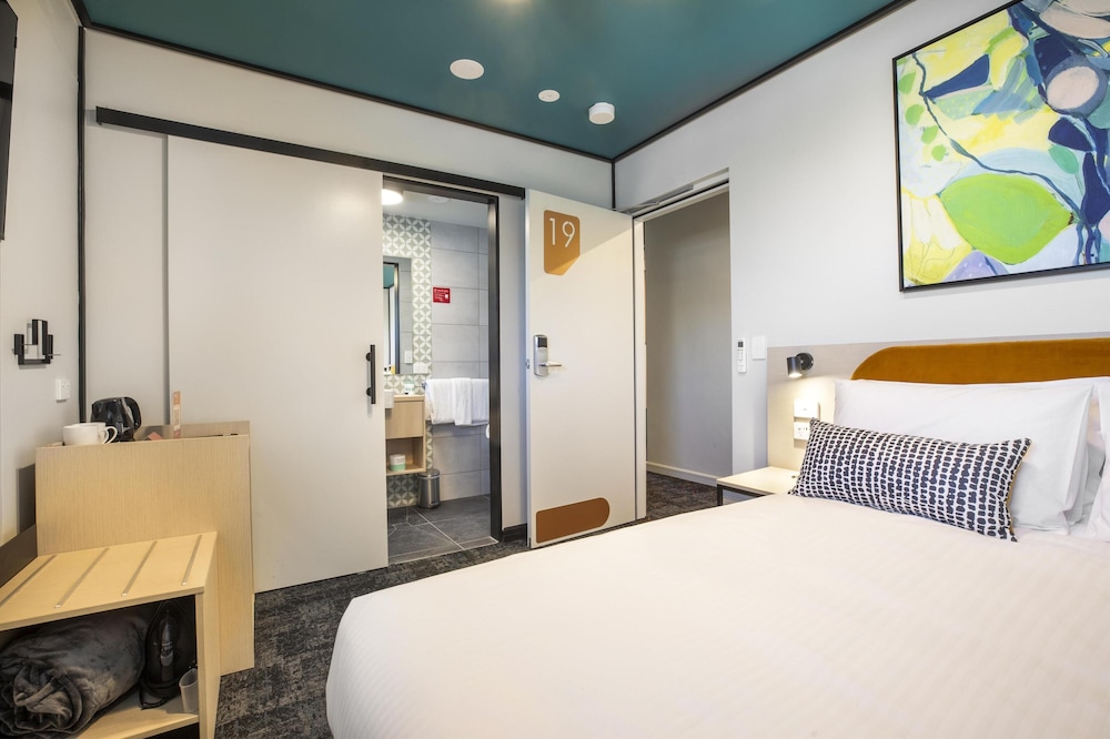 COMPACT, QUEEN BED
