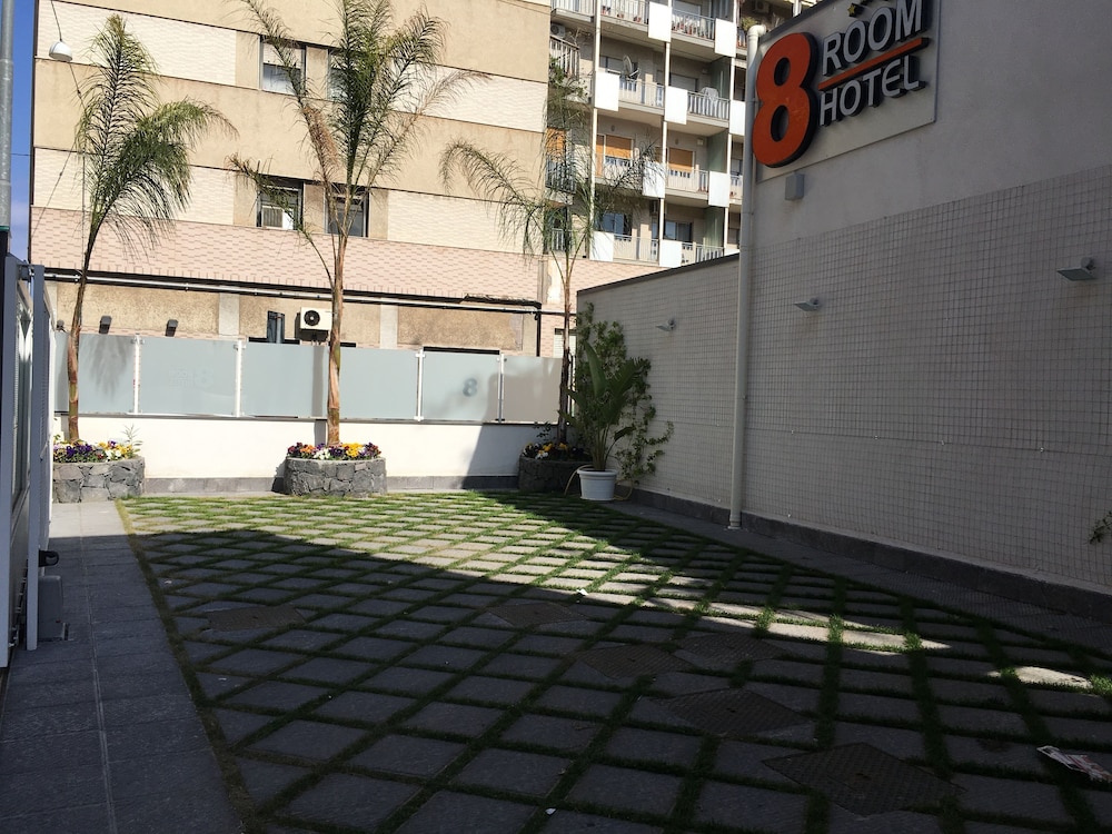 8 Room Hotel 53/80