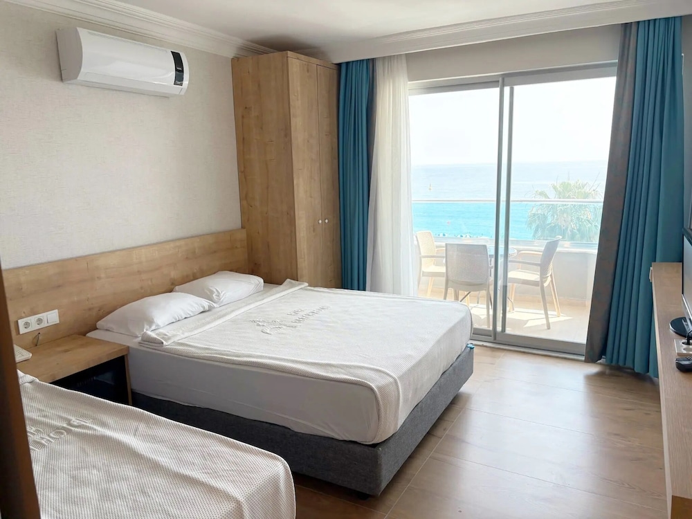غرفة قياسية بسرير مزدوج وسرير فردي بإطلالة على البحر، Azak Beach Hotel 2/5