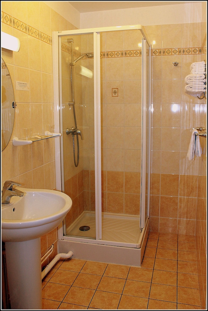 HOTEL LE BOURGOGNE 48/50