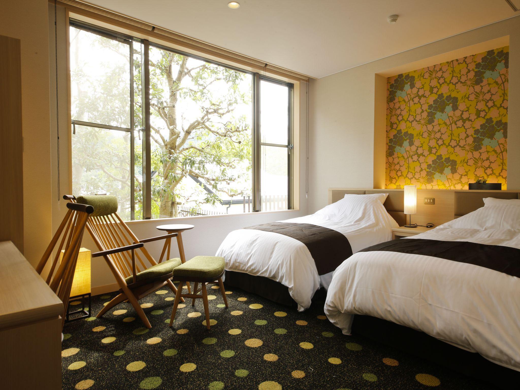 ROOM, TWIN BEDS