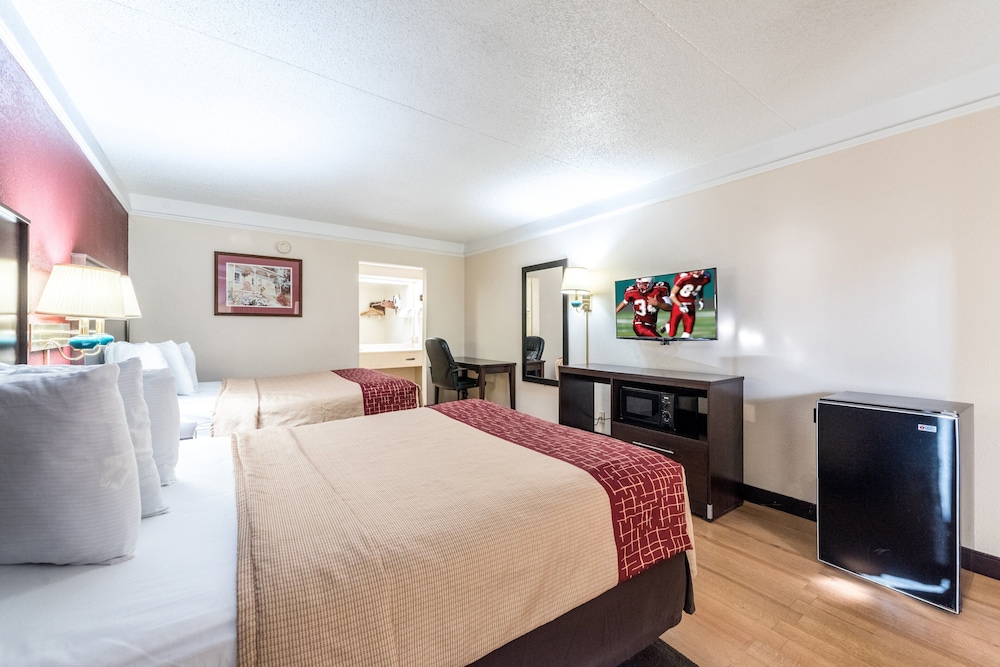 Red Roof Inn & Suites Clinton 24/41