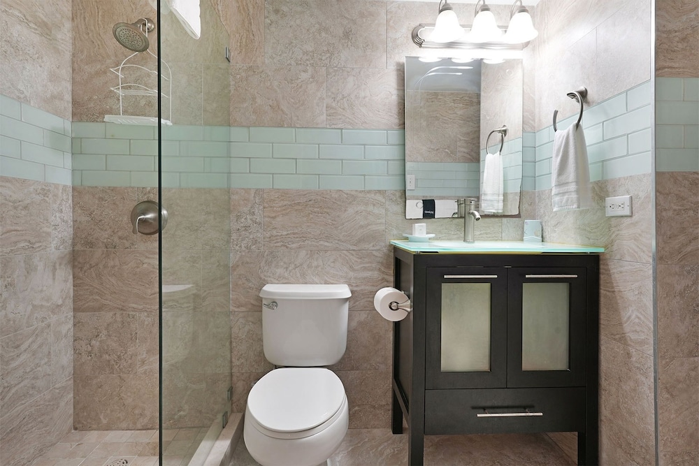 Aqua Bay Club Luxury Condos 45/50