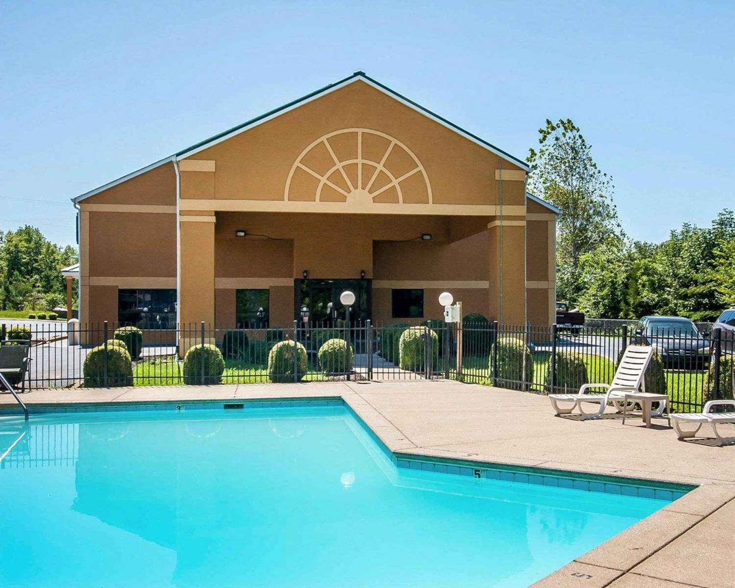 Econo Lodge Inn & Suites Centerville TN 2/7