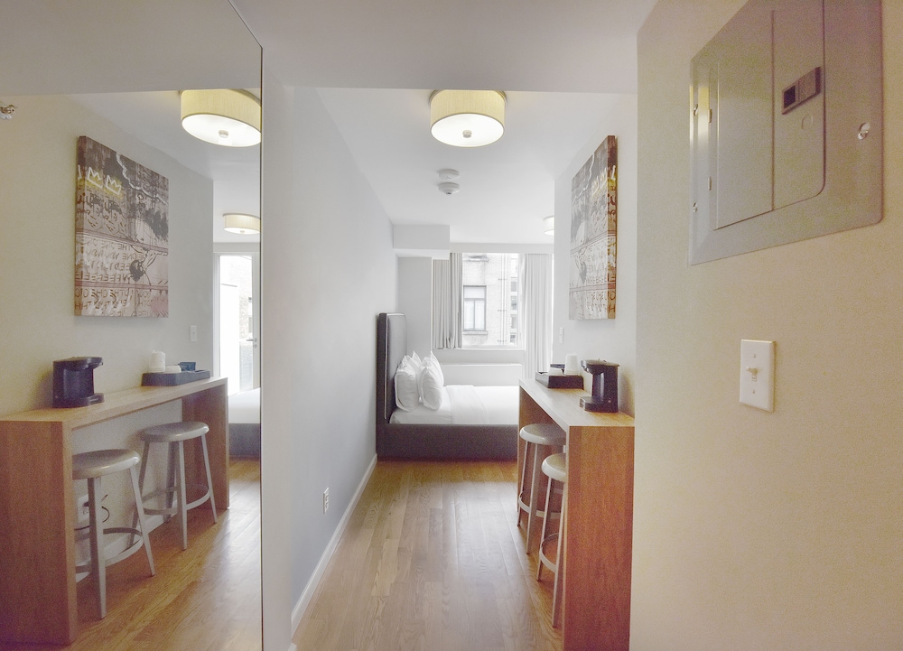Hotel 32 32 9/78