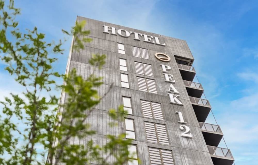 Peak 12 Hotel 3/63