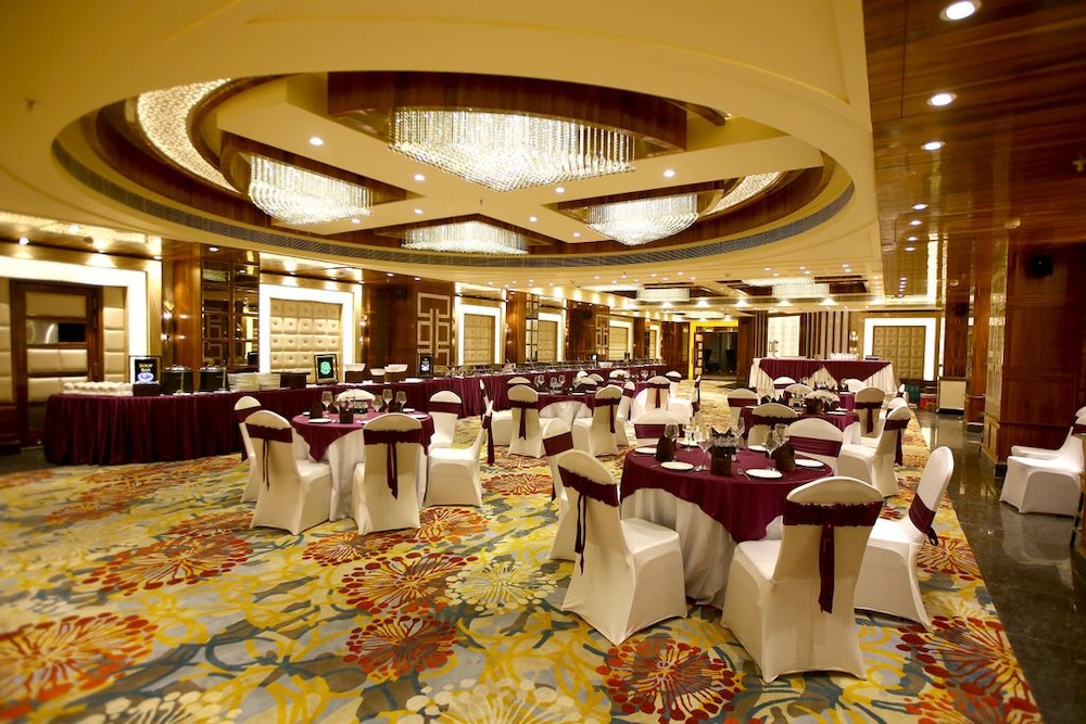 Regenta Central The Crystal 43/50