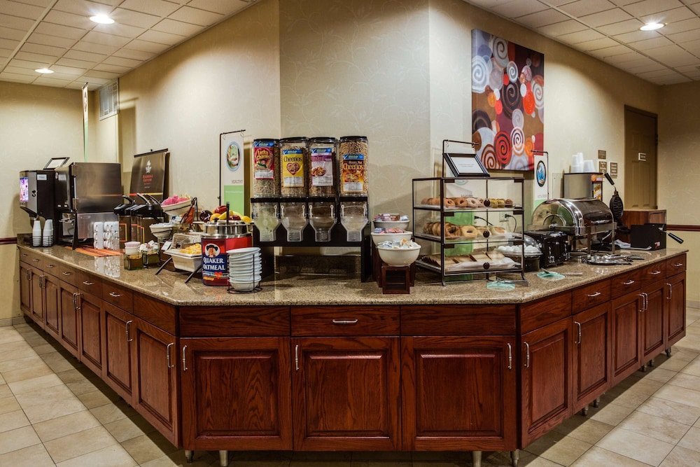 Country Inn & Suites by Radisson, Crystal Lake, IL 32/42