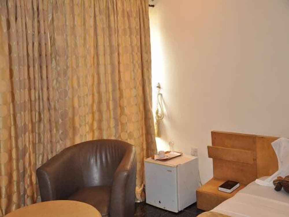 Solitude Hotel Yaba 32/50