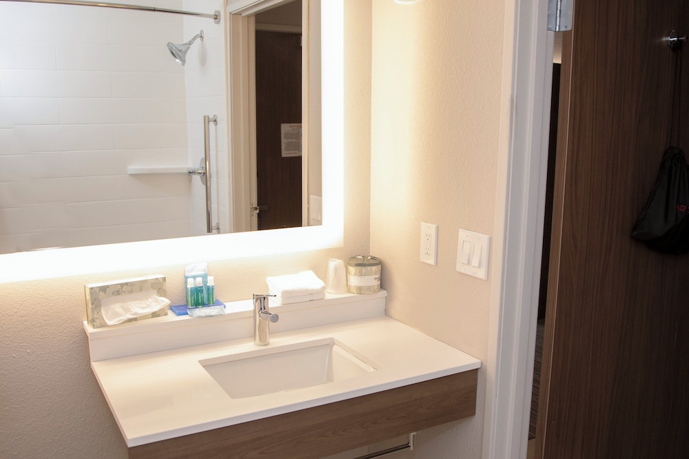 Holiday Inn Express and Suites Colorado Springs North an IHG Hotel 65/67