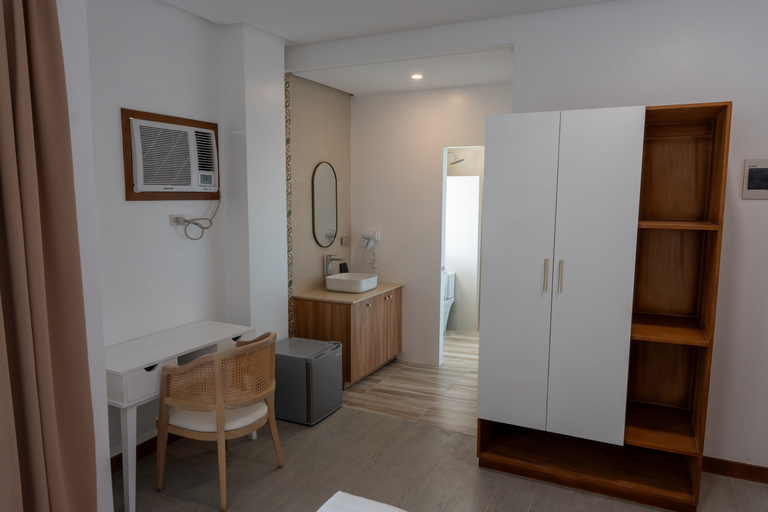 Coast Wise Hotel Dumaguete 7/11