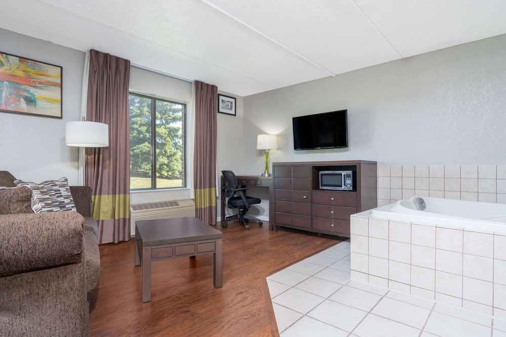 Super 8 by Wyndham Bloomington/Airport 14/31