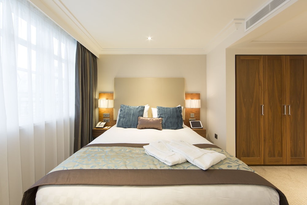 The Marble Arch Hotel, by Thistle 23/83