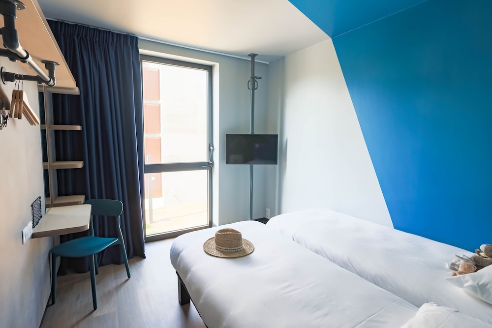 ROOM, TWIN BEDS
