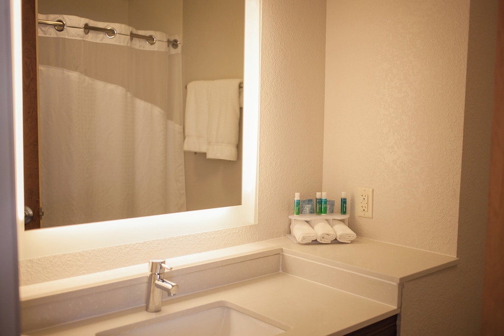 Holiday Inn Express and Suites Logan an IHG Hotel 68/71