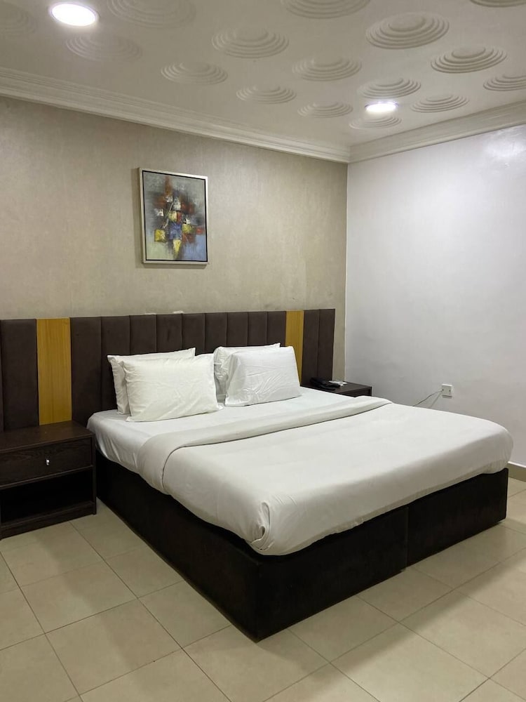 Solitude Hotel Yaba 11/50