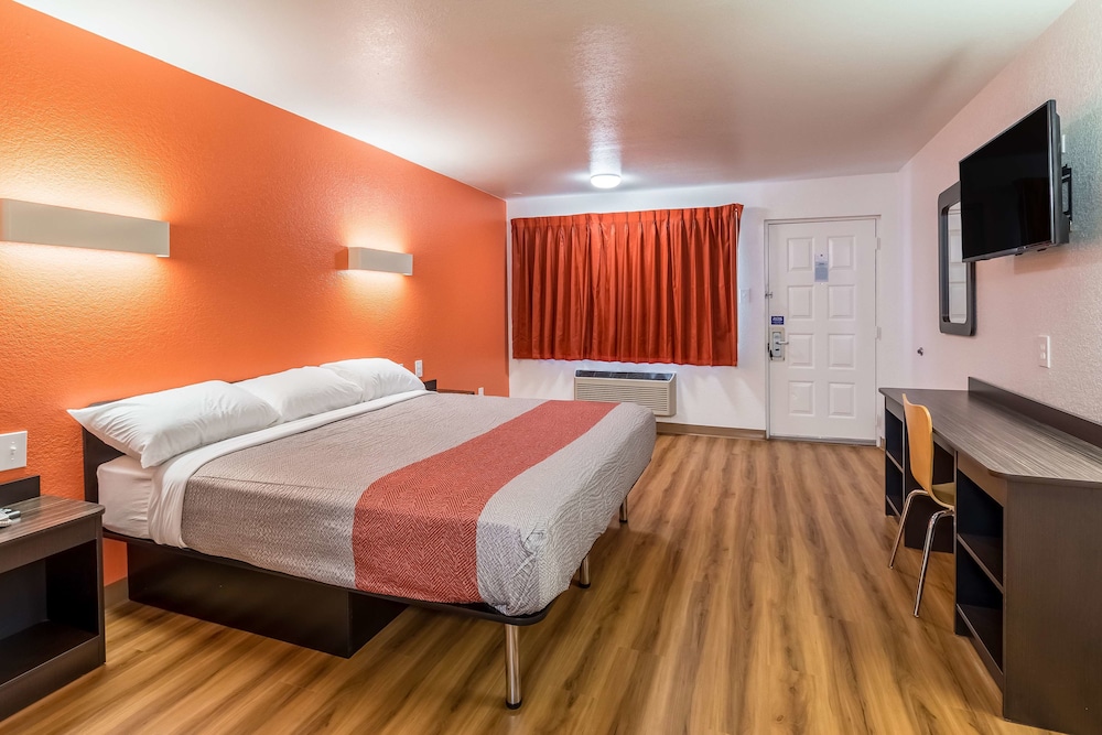 STANDARD, KING BED, ACCESSIBLE