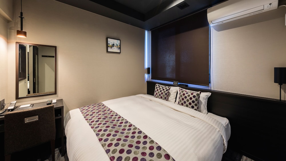 DELUXE, DOUBLE BED, SMOKING