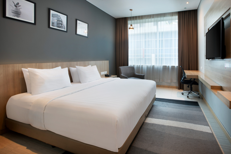 Deluxe, Queen Bed, Smoking