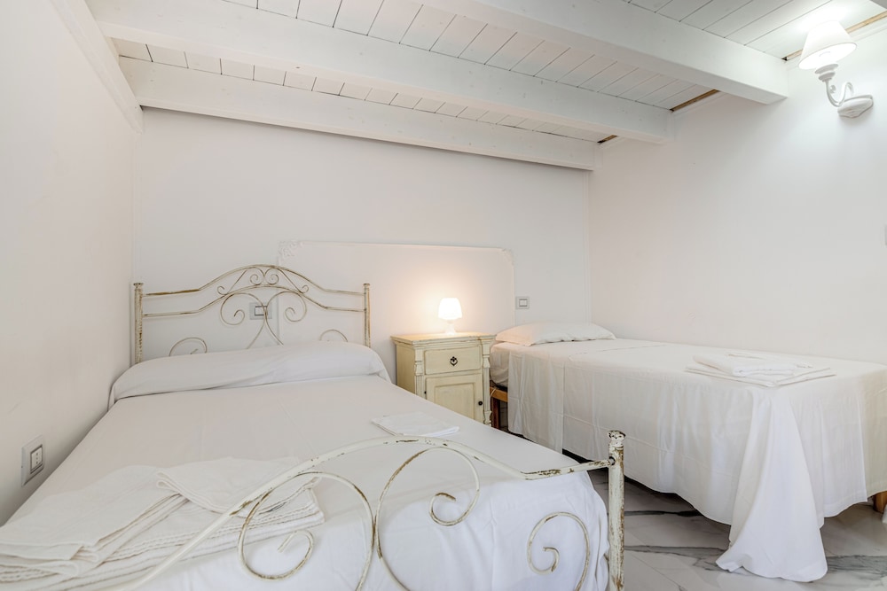 ROOM, QUADRUPLE