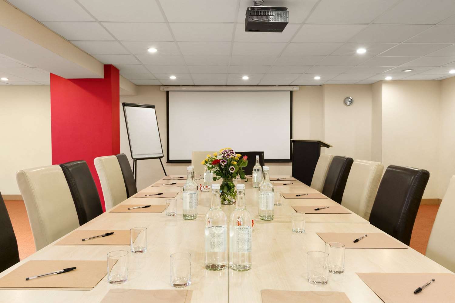 Ramada by Wyndham Hounslow - Heathrow East 9/13