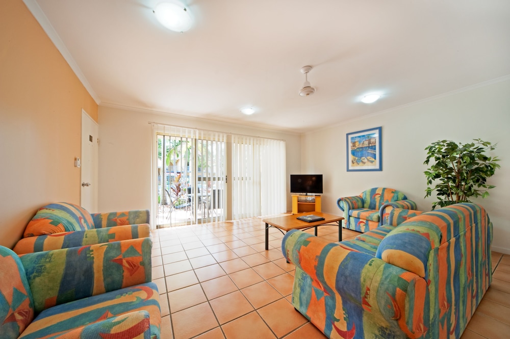 At Beach Court Holiday Villas 20/32