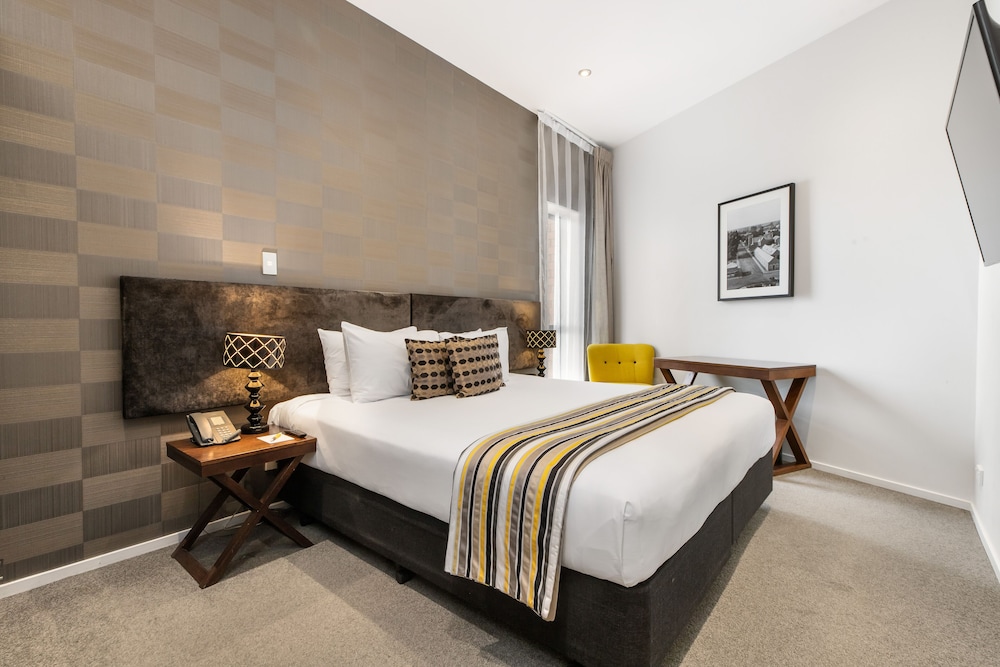 2 BEDROOMS, SUITE
