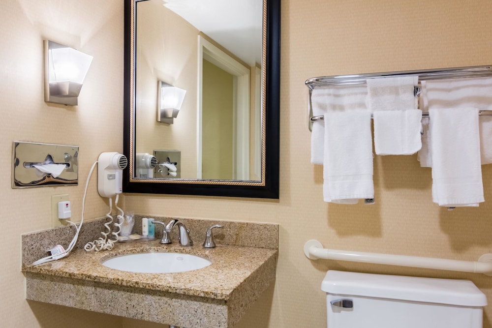Fairfield by Marriott Inn & Suites Clinton 12/43